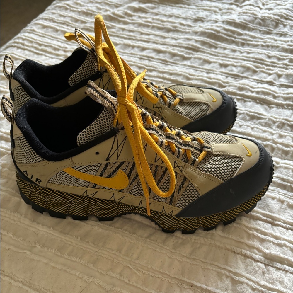 Nike Air Humara 9.5. Excellent condition.